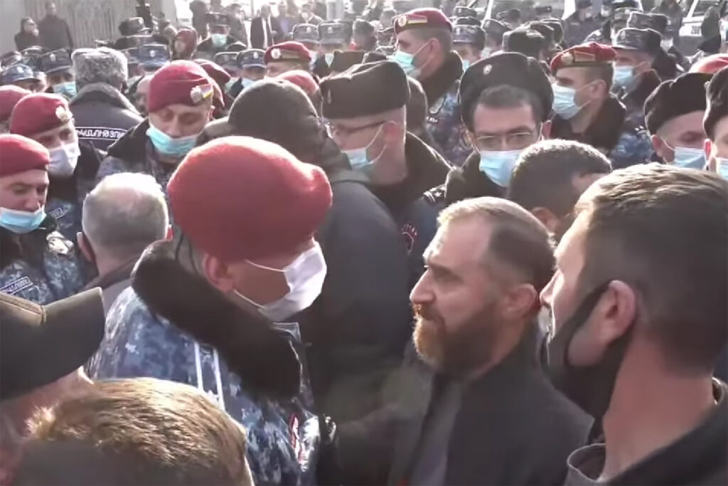 Ermenistan'da savaş esirlerinin ailelerinden gösteri